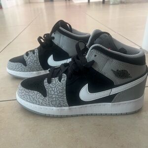 Nike Air Jordan 1 Mid Black and Gray Sneakers
Size 6.5y Big Kid